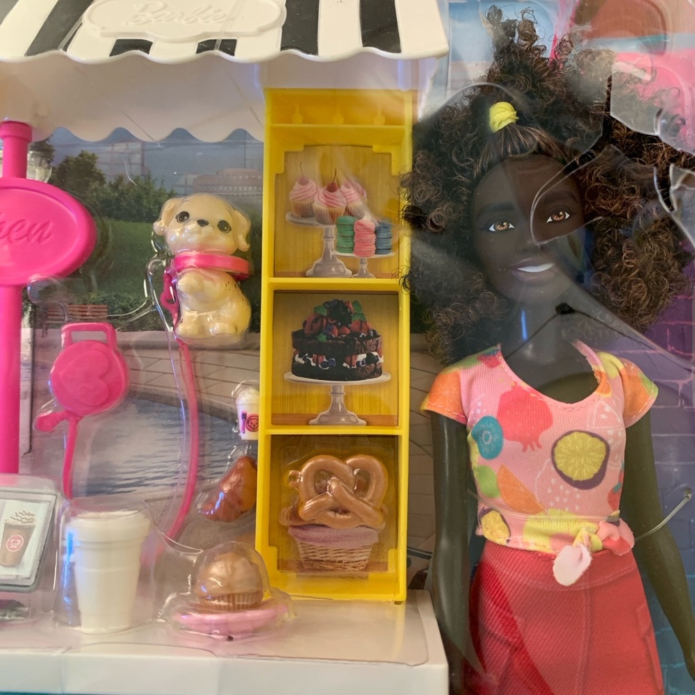 BADBOX Great Doll! Barbie Life in the City Cafe Robyn Set Market Stand NRFB NIB - Picture 3 of 9